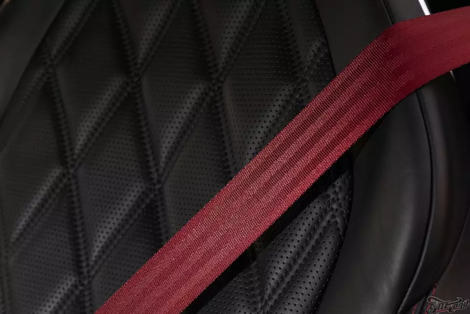 Bentley Continental GT. Ламинация деталей интерьера карбоном и установка бордовых ремней безопасности!